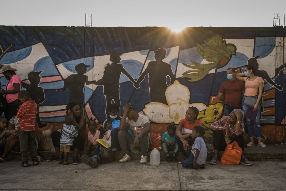 Un gran número de migrantes de diferentes nacionalidades hicieron fila al amanecer, para ingresar al Instituto Nacional de Migración con el fin de obtener la documentación necesaria para transitar por el país. En Tapachula, México, el martes 12 de abril de 2022. Un gran número de migrantes de diferentes nacionalidades hicieron fila al amanecer, para ingresar al Instituto Nacional de Migración con el fin de obtener la documentación necesaria para transitar por el país. En Tapachula, México, el martes 12 de abril de 2022.