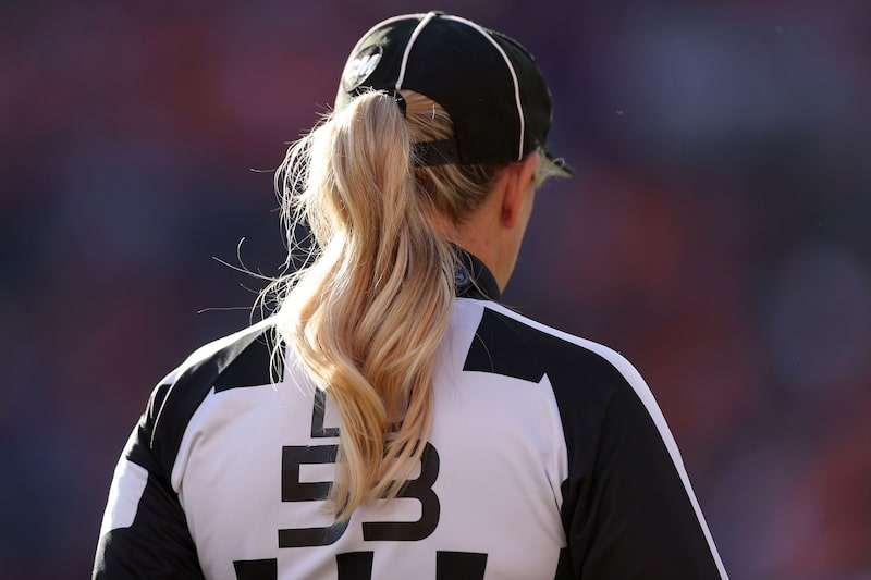 Sarah Thomas oficia los Denver Broncos contra los Detroit Lions en el Empower Field en Mile High. Sarah Thomas oficia los Denver Broncos contra los Detroit Lions en el Empower Field en Mile High.