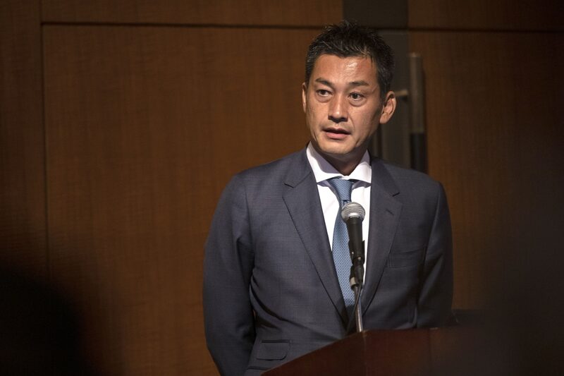 Antes de ingressar no SoftBank, Sago era diretor de investimentos do Japan Post Bank, que tinha cerca de US$ 1,4 trilhão em ativos sob gestão Antes de ingressar no SoftBank, Sago era diretor de investimentos do Japan Post Bank, que tinha cerca de US$ 1,4 trilhão em ativos sob gestão