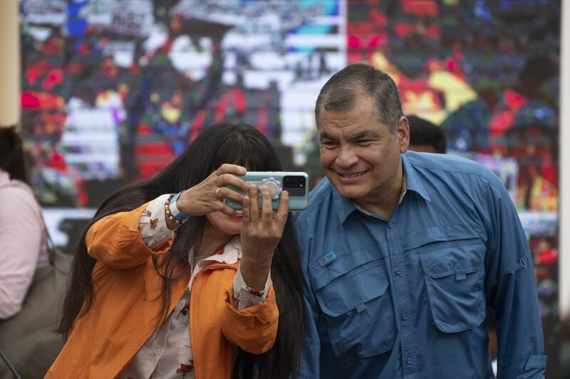 El expresidente ecuatoriano Rafael Correa, sacándose una selfie con una militante El expresidente ecuatoriano Rafael Correa, sacándose una selfie con una militante