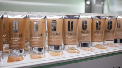 Acciones de Estée Lauder se hunden tras previsión de ganancias por debajo de lo esperado Acciones de Estée Lauder se hunden tras previsión de ganancias por debajo de lo esperado