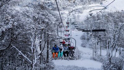 Uruguayos y chilenos aprovechan crisis del peso argentino para esquiar y recorrer bodegas Uruguayos y chilenos aprovechan crisis del peso argentino para esquiar y recorrer bodegas