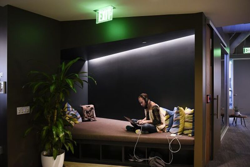 Un empleado de Coinbase trabaja en su oficina de San Francisco. Un empleado de Coinbase trabaja en su oficina de San Francisco.