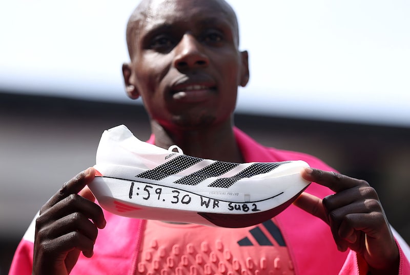 Feito do queniano com modelo ultraleve reforça estratégia da Adidas de avançar no segmento de alto desempenho (Foto: Alex Davidson/Getty Images) Feito do queniano com modelo ultraleve reforça estratégia da Adidas de avançar no segmento de alto desempenho (Foto: Alex Davidson/Getty Images)