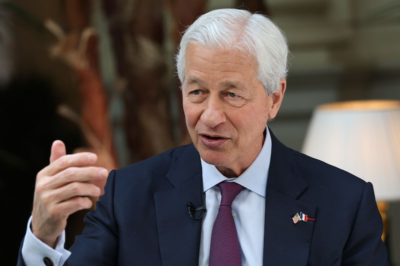 Dimon ha dicho en repetidas ocasiones en los últimos años que está preocupado por el gasto deficitario mundial. Dimon ha dicho en repetidas ocasiones en los últimos años que está preocupado por el gasto deficitario mundial.