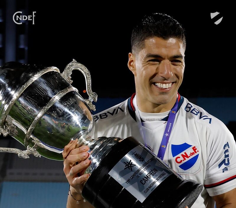 El delantero Luis Suárez festeja con la copa del Campeonato Uruguayo en el Estadio Centenario. Foto: Club Nacional de Football. El delantero Luis Suárez festeja con la copa del Campeonato Uruguayo en el Estadio Centenario. Foto: Club Nacional de Football.