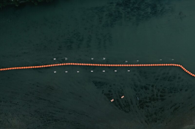 Una serie de boyas utilizadas como barrera fronteriza en el Río Grande en Eagle Pass, Texas, EE. UU., el jueves 13 de julio de 2023. Texas comenzó a desplegar una nueva barrera flotante en el Río Grande como una forma de impedir el cruce de migrantes en el Frontera entre Estados Unidos y México. Fotógrafo: Jordan Vonderhaar/Bloomberg Una serie de boyas utilizadas como barrera fronteriza en el Río Grande en Eagle Pass, Texas, EE. UU., el jueves 13 de julio de 2023. Texas comenzó a desplegar una nueva barrera flotante en el Río Grande como una forma de impedir el cruce de migrantes en el Frontera entre Estados Unidos y México. Fotógrafo: Jordan Vonderhaar/Bloomberg