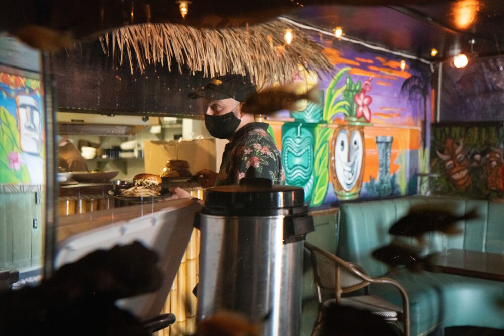 Servidor con mascarilla Servidor con mascarilla