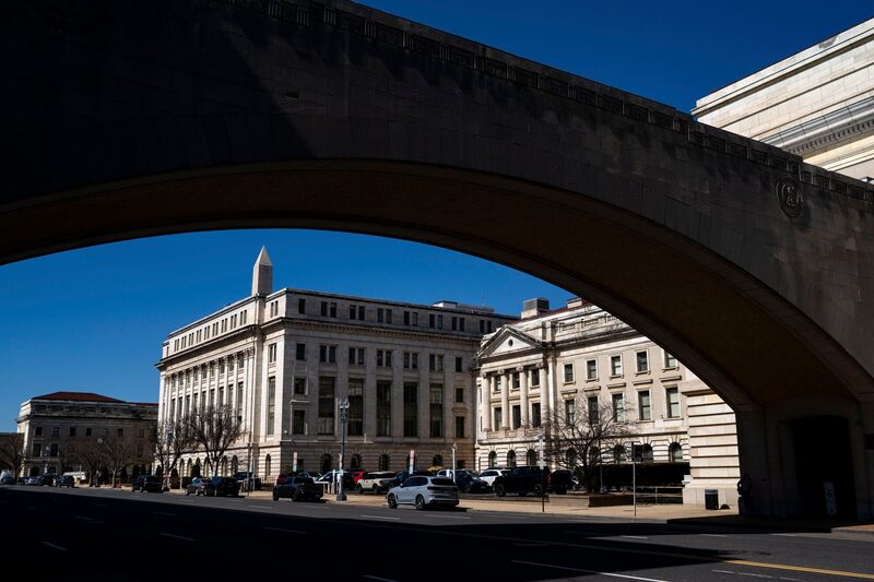 Los empleos de decenas de miles de trabajadores federales están en juego. Los empleos de decenas de miles de trabajadores federales están en juego.