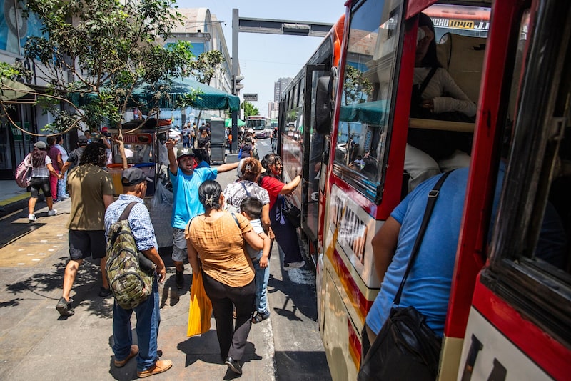 Unos pasajeros suben a un autobús público en Lima, Perú, el 31 de marzo. Fotógrafo: Sebastián Castañeda/Bloomberg Unos pasajeros suben a un autobús público en Lima, Perú, el 31 de marzo. Fotógrafo: Sebastián Castañeda/Bloomberg