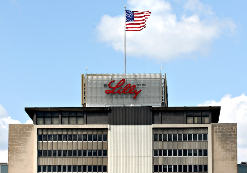 Una bandera de EE.UU. ondea sobre la sede central de Eli Lilly & Co. en Indianápolis, Indiana. Una bandera de EE.UU. ondea sobre la sede central de Eli Lilly & Co. en Indianápolis, Indiana.