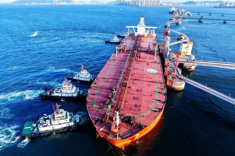 Un petrolero que transporta crudo importado, asistido por un remolcador, navega hacia la terminal de crudo del puerto de Qingdao, en la provincia china de Shandong.  Un petrolero que transporta crudo importado, asistido por un remolcador, navega hacia la terminal de crudo del puerto de Qingdao, en la provincia china de Shandong.