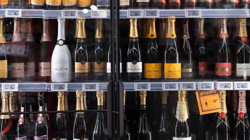 Com medo de tarifas, produtores de vinho e manteiga da UE aceleram vendas aos EUA Com medo de tarifas, produtores de vinho e manteiga da UE aceleram vendas aos EUA