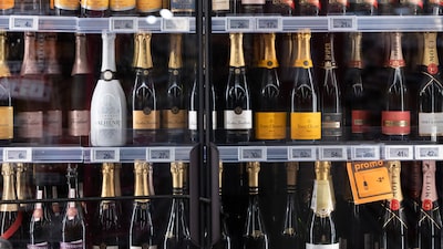 Com medo de tarifas, produtores de vinho e manteiga da UE aceleram vendas aos EUA Com medo de tarifas, produtores de vinho e manteiga da UE aceleram vendas aos EUA