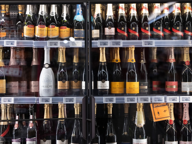 Garrafas de champagne francês em um refrigerador de exposição em uma loja em Marselha (Foto: Jeremy Suyker/Bloomberg) Garrafas de champagne francês em um refrigerador de exposição em uma loja em Marselha (Foto: Jeremy Suyker/Bloomberg)