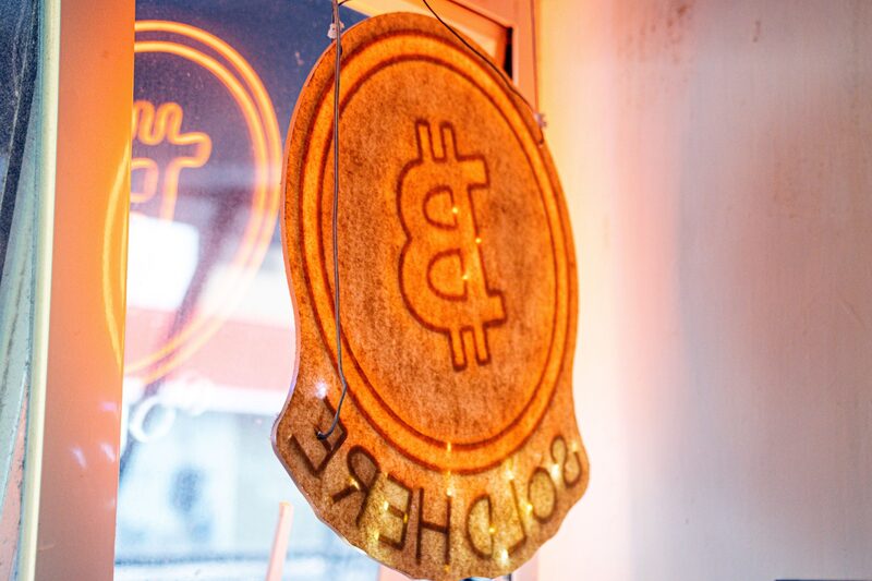 Bitcoin se mantiene cerca de los US$42.000 y disminuye correlación con las acciones Bitcoin se mantiene cerca de los US$42.000 y disminuye correlación con las acciones