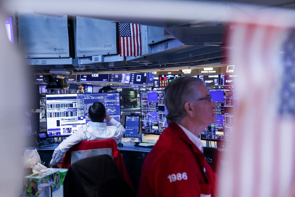 Operadores trabajan en el parqué de la Bolsa de Nueva York (NYSE). Operadores trabajan en el parqué de la Bolsa de Nueva York (NYSE).