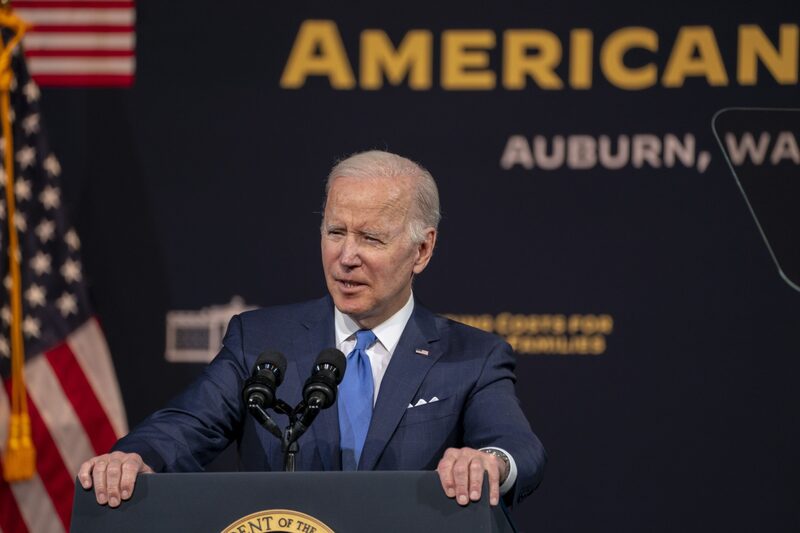 La propuesta de Biden, según una hoja informativa de la Casa Blanca, otorgaría a EE.UU. nueva autoridad para confiscar bienes vinculados a la “cleptocracia rusa”, y permitiría al Gobierno usar las ganancias para ayudar a Ucrania. La propuesta de Biden, según una hoja informativa de la Casa Blanca, otorgaría a EE.UU. nueva autoridad para confiscar bienes vinculados a la “cleptocracia rusa”, y permitiría al Gobierno usar las ganancias para ayudar a Ucrania.