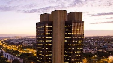 Ibovespa sobe em dia de ata do Copom e otimismo no exterior; dólar cai a R$ 5,21 Ibovespa sobe em dia de ata do Copom e otimismo no exterior; dólar cai a R$ 5,21