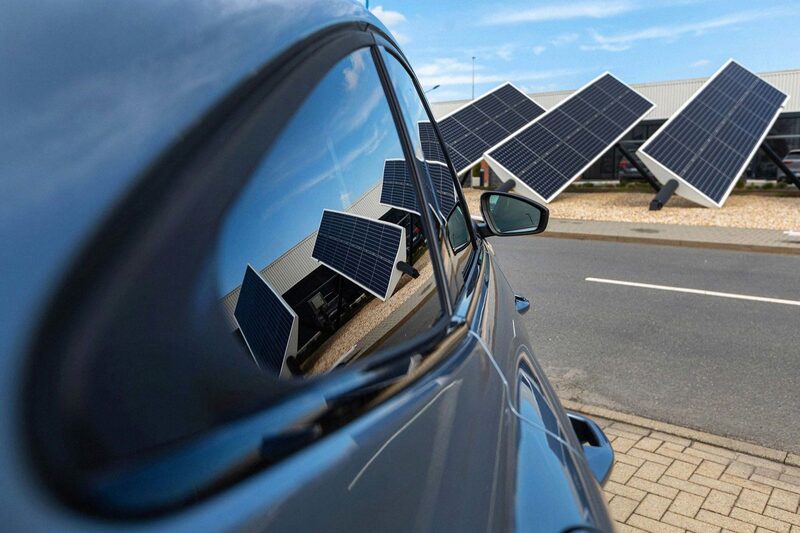 Paneles solares se reflejan en las ventanas de un vehículo eléctrico (EV) en la planta de automóviles eléctricos de Volkswagen AG (VW) en Zwickau, Alemania, el martes 26 de abril de 2022. Paneles solares se reflejan en las ventanas de un vehículo eléctrico (EV) en la planta de automóviles eléctricos de Volkswagen AG (VW) en Zwickau, Alemania, el martes 26 de abril de 2022.