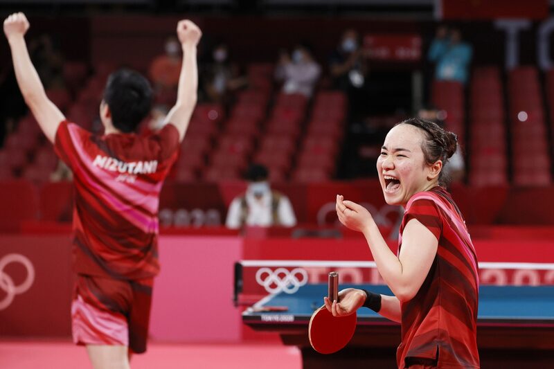 Mima Ito e Jun Mizutani do Japão comemoram ouro nas duplas mistas Mima Ito e Jun Mizutani do Japão comemoram ouro nas duplas mistas