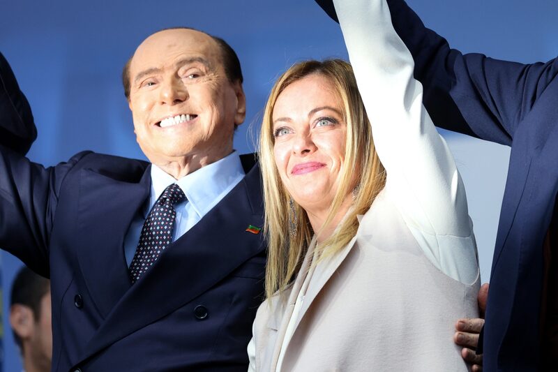 Silvio Berlusconi, líder del partido Forza Italia, a la izquierda, y Giorgia Meloni, líder del partido Hermanos de Italia, a la derecha, durante un mitin de la campaña electoral de una coalición de derechas formada por sus partidos y el Partido de la Liga, en Roma, Italia, el jueves 22 de septiembre de 2022. Silvio Berlusconi, líder del partido Forza Italia, a la izquierda, y Giorgia Meloni, líder del partido Hermanos de Italia, a la derecha, durante un mitin de la campaña electoral de una coalición de derechas formada por sus partidos y el Partido de la Liga, en Roma, Italia, el jueves 22 de septiembre de 2022.