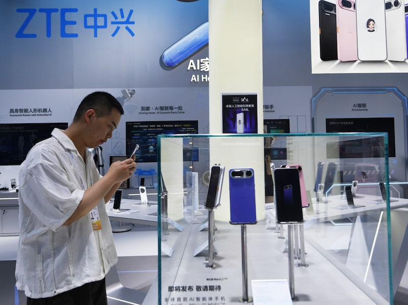 El teléfono celular AI Doubao en la Conferencia Mundial de Inteligencia Artificial celebrada en Shanghái el 17 de julio. Foto: CFOTO/Future Publishing/Getty Images El teléfono celular AI Doubao en la Conferencia Mundial de Inteligencia Artificial celebrada en Shanghái el 17 de julio. Foto: CFOTO/Future Publishing/Getty Images