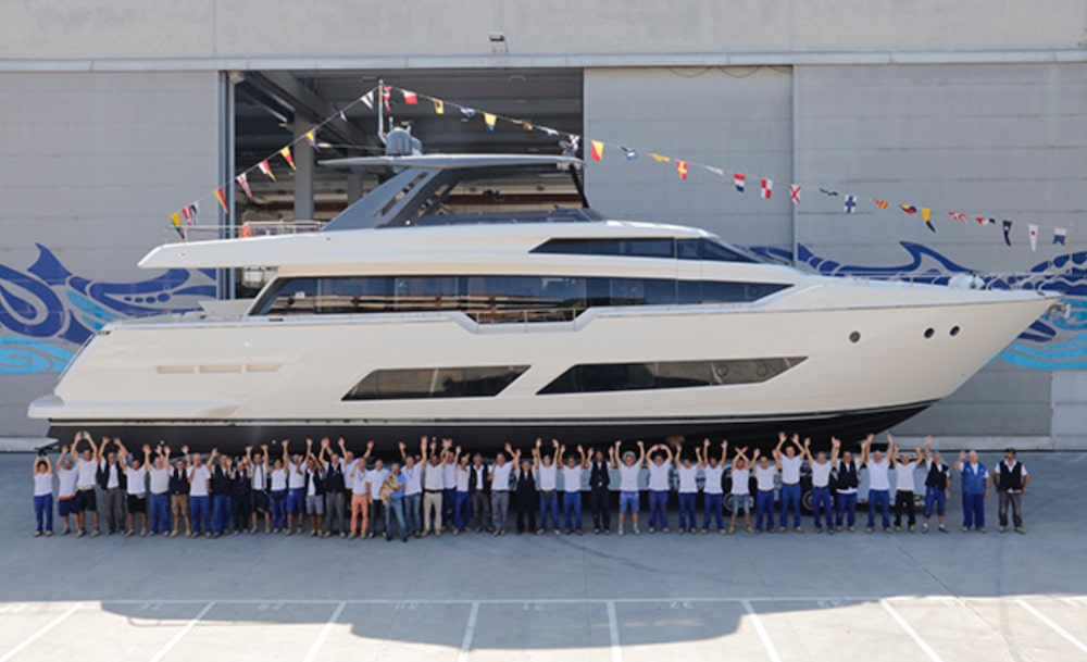 Cattolica, Itália, 13 de julho de 2016 - A Ferretti Yachts está se preparando para os principais salões náuticos de 2016, com dois lançamentos importantes agendados para alguns dias após o outro, confirmando o dinamismo e a vitalidade que a empresa vive atualmente. O primeiro Ferretti Yachts 850 foi lançado na última segunda-feira em Cattolica. O novo flybridge tem 26 metros de comprimento e é o símbolo da evolução dos maiores iates da frota, atualmente composta por 10 modelos que variam de 13,7 a 29,8 metros. Cattolica, Itália, 13 de julho de 2016 - A Ferretti Yachts está se preparando para os principais salões náuticos de 2016, com dois lançamentos importantes agendados para alguns dias após o outro, confirmando o dinamismo e a vitalidade que a empresa vive atualmente. O primeiro Ferretti Yachts 850 foi lançado na última segunda-feira em Cattolica. O novo flybridge tem 26 metros de comprimento e é o símbolo da evolução dos maiores iates da frota, atualmente composta por 10 modelos que variam de 13,7 a 29,8 metros.