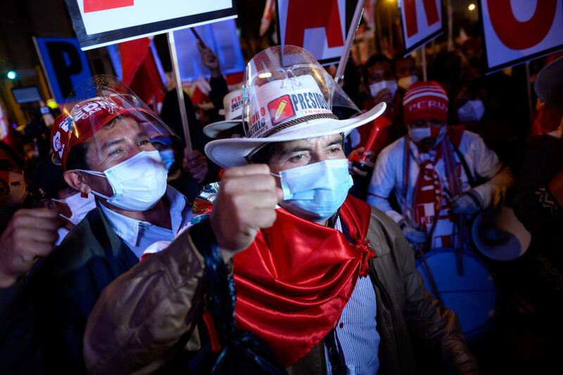 Asistentes esperan la llegada de Pedro Castillo, candidato presidencial por el partido Perú Libre, a Lima, Perú, el jueves 10 de junio de 2021. Asistentes esperan la llegada de Pedro Castillo, candidato presidencial por el partido Perú Libre, a Lima, Perú, el jueves 10 de junio de 2021.