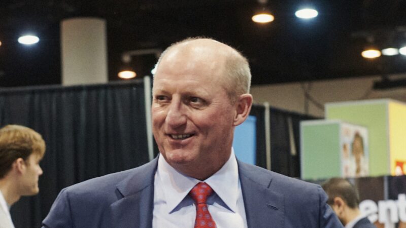 Novo CEO da Berkshire promete usar todo o salário para comprar ações da empresa Novo CEO da Berkshire promete usar todo o salário para comprar ações da empresa