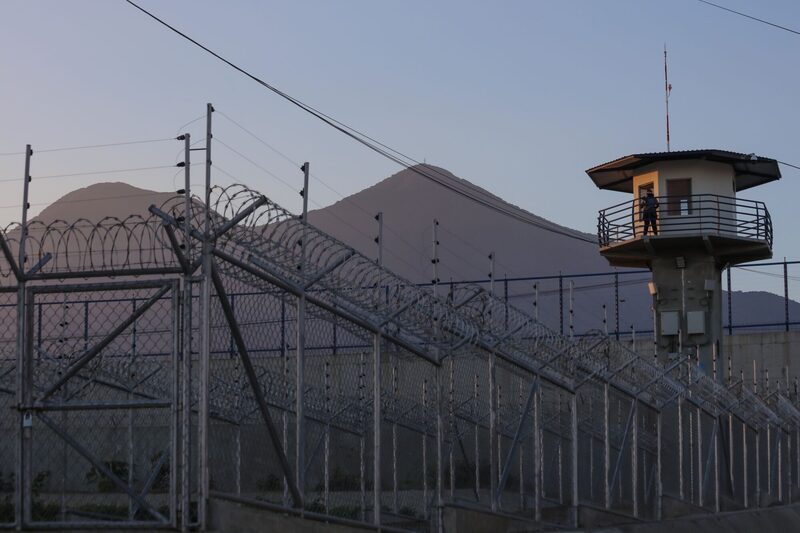 Un funcionario de prisiones monta guardia en la torre de vigilancia del centro penitenciario de máxima seguridad CECOT en Tecoluca, El Salvador, el 4 de abril. Fotógrafo: Alex Peña/Getty Images Un funcionario de prisiones monta guardia en la torre de vigilancia del centro penitenciario de máxima seguridad CECOT en Tecoluca, El Salvador, el 4 de abril. Fotógrafo: Alex Peña/Getty Images