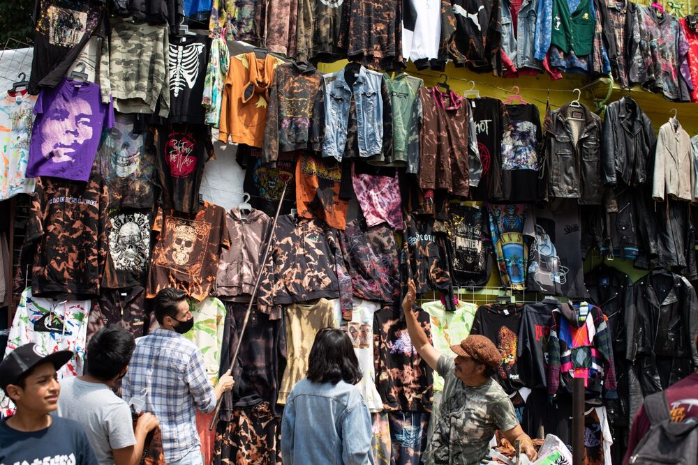Vendedores asisten a un cliente en el mercado de El Chopo, en la Ciudad de México. Vendedores asisten a un cliente en el mercado de El Chopo, en la Ciudad de México.