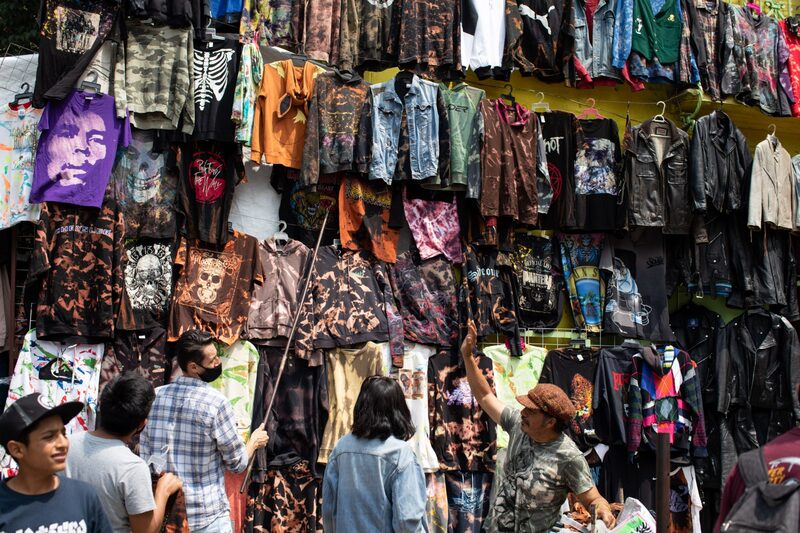 Vendedores asisten a un cliente en el mercado de El Chopo, en la Ciudad de México. Vendedores asisten a un cliente en el mercado de El Chopo, en la Ciudad de México.
