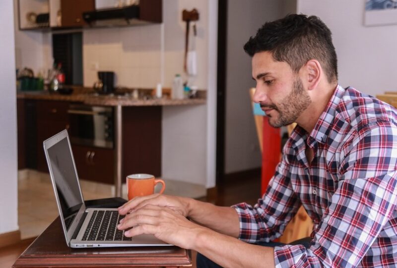 Un trabajador realiza sus actividades desde casa Un trabajador realiza sus actividades desde casa
