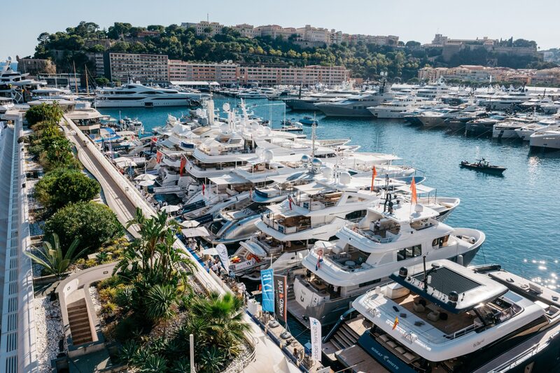 Fabricantes de iates estão correndo para atender a demanda de novos e repetidos clientes, incluindo a segunda pessoa mais rica do mundo, Jeff Bezos Fabricantes de iates estão correndo para atender a demanda de novos e repetidos clientes, incluindo a segunda pessoa mais rica do mundo, Jeff Bezos