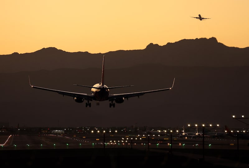 Prazos de certificação estão cada vez mais longos diante das inovações trazidas pelas empresas do setor; resultado é atraso na entrega de novos aviões e jatos. Prazos de certificação estão cada vez mais longos diante das inovações trazidas pelas empresas do setor; resultado é atraso na entrega de novos aviões e jatos.