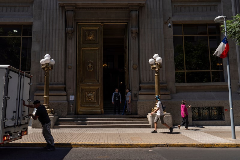 Banco Central de Chile mantiene la tasa de interés clave en 4,5% mientras parece estar bajo control el impacto del aumento de los precios del combustible Banco Central de Chile mantiene la tasa de interés clave en 4,5% mientras parece estar bajo control el impacto del aumento de los precios del combustible