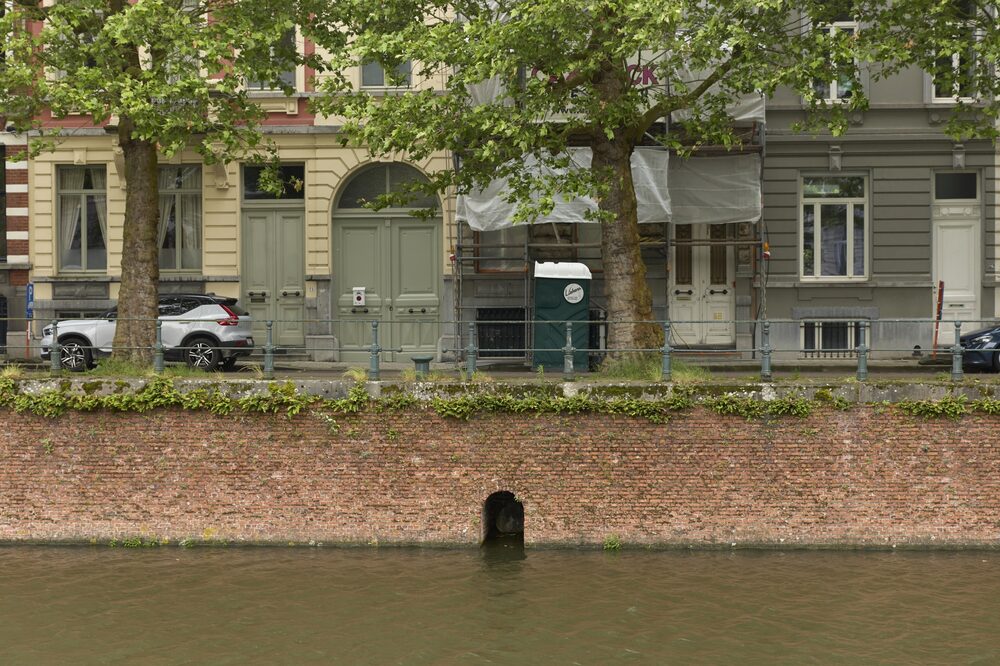 Una salida de aguas residuales en un canal de Gante en Bérgica. Fotógrafo: Ksenia Kuleshova/Bloomberg Una salida de aguas residuales en un canal de Gante en Bérgica. Fotógrafo: Ksenia Kuleshova/Bloomberg