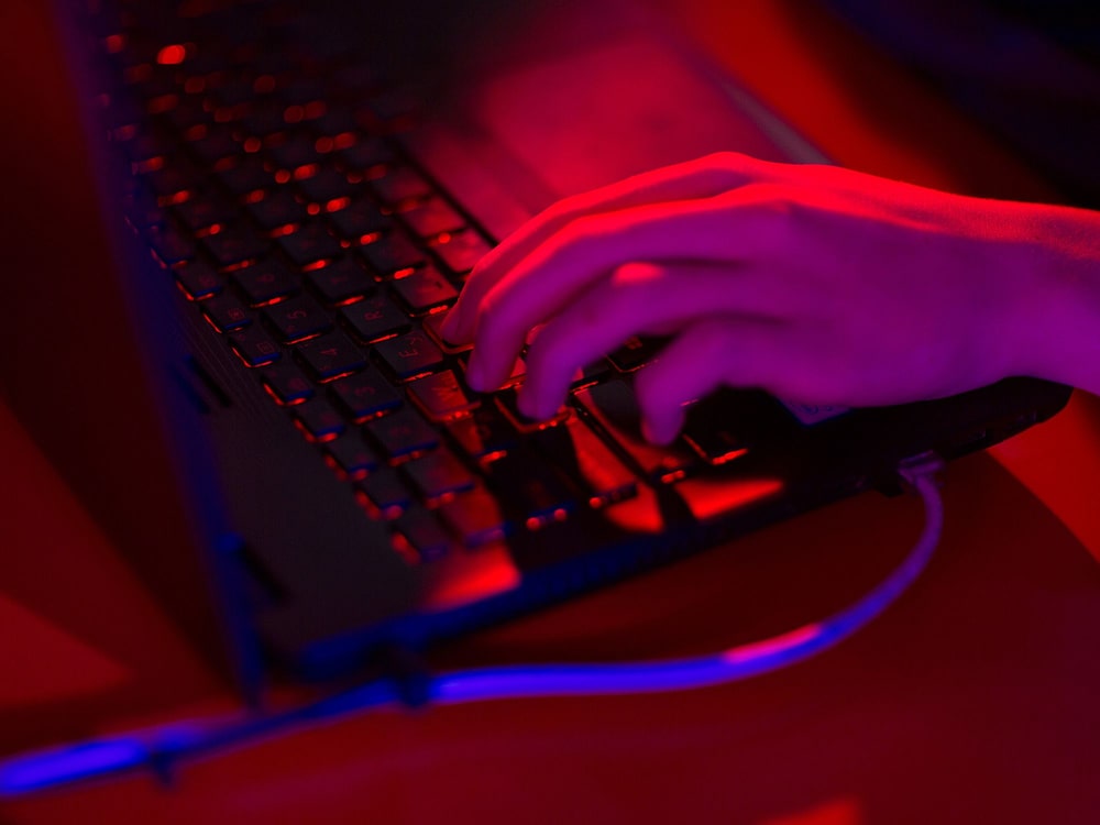 Esta organización delincuencial es otro ejemplo de que cada vez más se recurre a la IA para llevar a cabo estafas en la internet. Esta organización delincuencial es otro ejemplo de que cada vez más se recurre a la IA para llevar a cabo estafas en la internet.