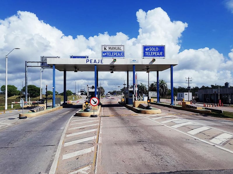 Puesto de peaje en una ruta de Uruguay. Fotografía: Corporación Vial del Uruguay. Puesto de peaje en una ruta de Uruguay. Fotografía: Corporación Vial del Uruguay.