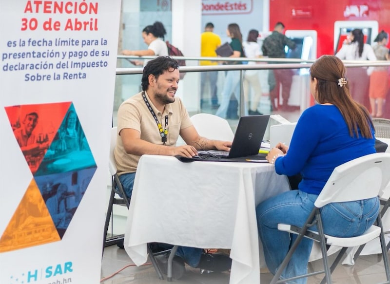 Agente tributario del SAR asiste a una contribuyente. Agente tributario del SAR asiste a una contribuyente.
