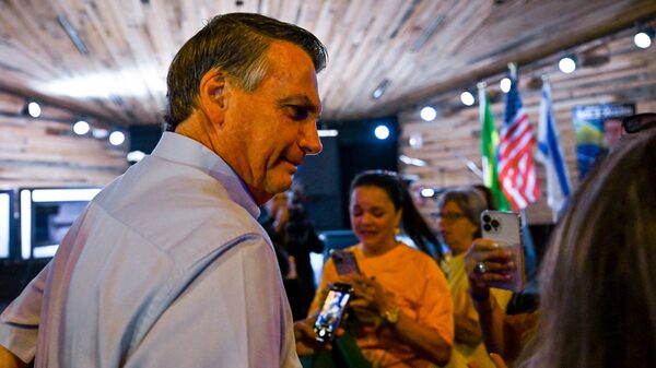 Bolsonaro reaparece en EE.UU. y dice que no dejará la política brasileña Bolsonaro reaparece en EE.UU. y dice que no dejará la política brasileña