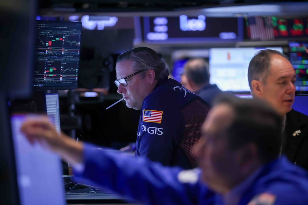 Traders work on the floor of the New York Stock Exchange (NYSE) in New York, US, on Monday, Aug. 24, 2026. Technology stocks dragged down the equity market in a risk-off start to a week stacked with high-stakes geopolitical and economic events. Photographer: Michael Nagle/Bloomberg Traders work on the floor of the New York Stock Exchange (NYSE) in New York, US, on Monday, Aug. 24, 2026. Technology stocks dragged down the equity market in a risk-off start to a week stacked with high-stakes geopolitical and economic events. Photographer: Michael Nagle/Bloomberg