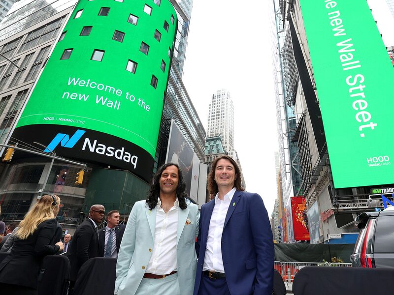 Baiju Bhatt e Tenev tiram foto na Times Square após IPO da Robinhood Baiju Bhatt e Tenev tiram foto na Times Square após IPO da Robinhood