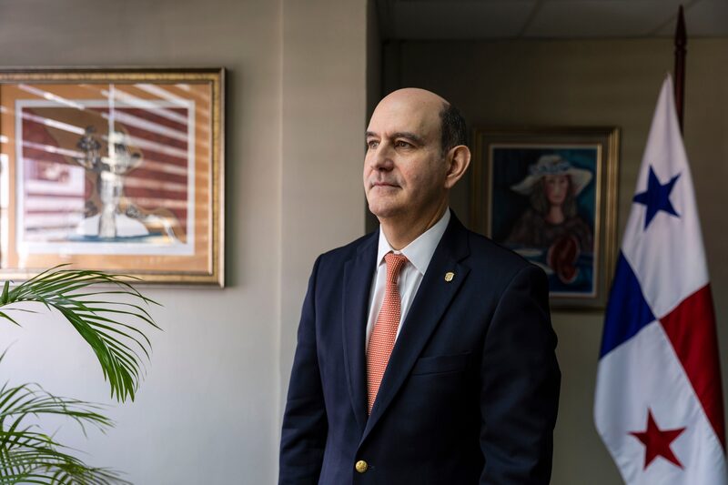 Felipe Chapman, ministro de Economía y Finanzas. Felipe Chapman, ministro de Economía y Finanzas.