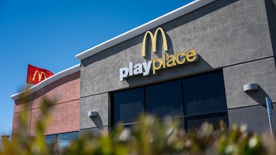 Acciones de McDonald’s caen un 30% a medida que la inflación del Big Mac provoca reacción negativa Acciones de McDonald’s caen un 30% a medida que la inflación del Big Mac provoca reacción negativa