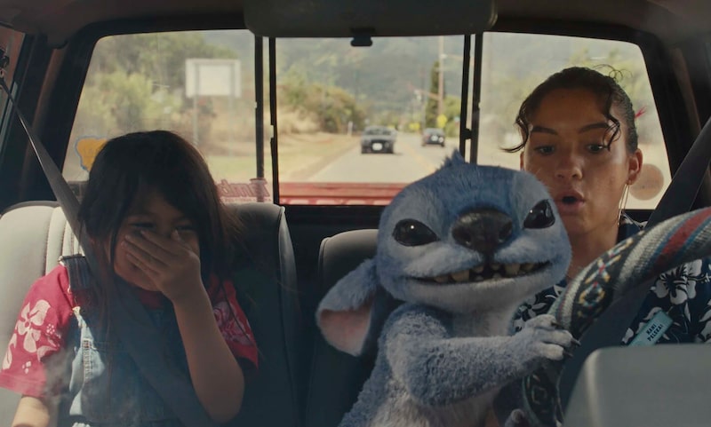 O filme sobre uma garota havaiana e seu extraterrestre de estimação chamado Stitch conquistou o primeiro lugar com US$ 145,5 milhões em vendas de ingressos, de acordo com a Comscore O filme sobre uma garota havaiana e seu extraterrestre de estimação chamado Stitch conquistou o primeiro lugar com US$ 145,5 milhões em vendas de ingressos, de acordo com a Comscore