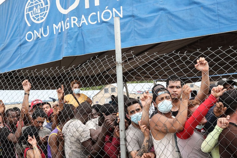 Migrantes se reúnen en los campamentos establecidos por el ejército panameño en San Vicente, provincia de Darién, Panamá, el jueves 8 de octubre de 2021. Más de 91.300 migrantes, en su mayoría haitianos, han atravesado este año la peligrosa selva del Darién hacia Panamá desde Colombia con la esperanza de llegar a EE.UU., Canadá o México, informa la Organización Internacional para las Migraciones. Fotógrafo: Jonathan Alpeyrie/Bloomberg Migrantes se reúnen en los campamentos establecidos por el ejército panameño en San Vicente, provincia de Darién, Panamá, el jueves 8 de octubre de 2021. Más de 91.300 migrantes, en su mayoría haitianos, han atravesado este año la peligrosa selva del Darién hacia Panamá desde Colombia con la esperanza de llegar a EE.UU., Canadá o México, informa la Organización Internacional para las Migraciones. Fotógrafo: Jonathan Alpeyrie/Bloomberg