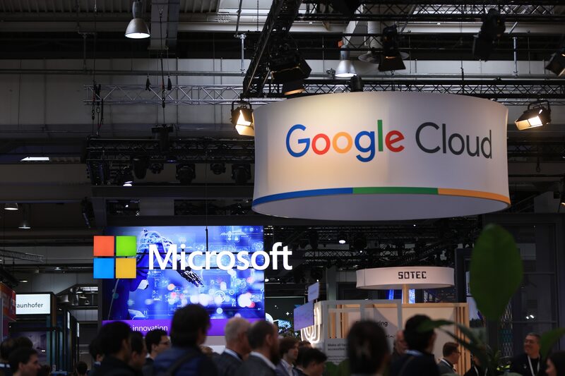 Google e Microsoft travam uma disputa legal sobre o lucrativo mercado de serviços em nuvem Google e Microsoft travam uma disputa legal sobre o lucrativo mercado de serviços em nuvem