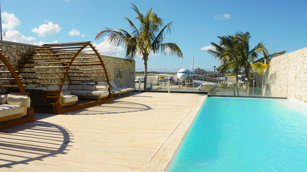 La sala VIP del Aeropuerto de Punta Cana ofrece ahora un área con piscina. La sala VIP del Aeropuerto de Punta Cana ofrece ahora un área con piscina.